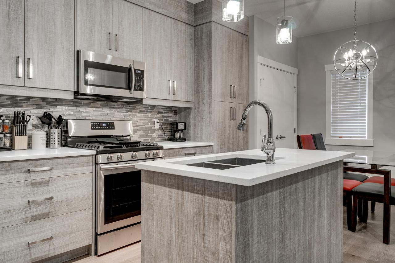 Three-bedroom With Fireplace #41 Sunalta Downtown * Calgary